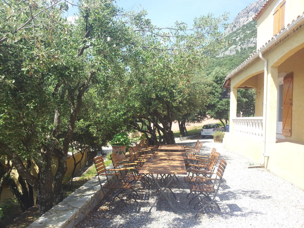 Mas de Courreges Hotel Saint-Hippolyte-du-Fort Buitenkant foto